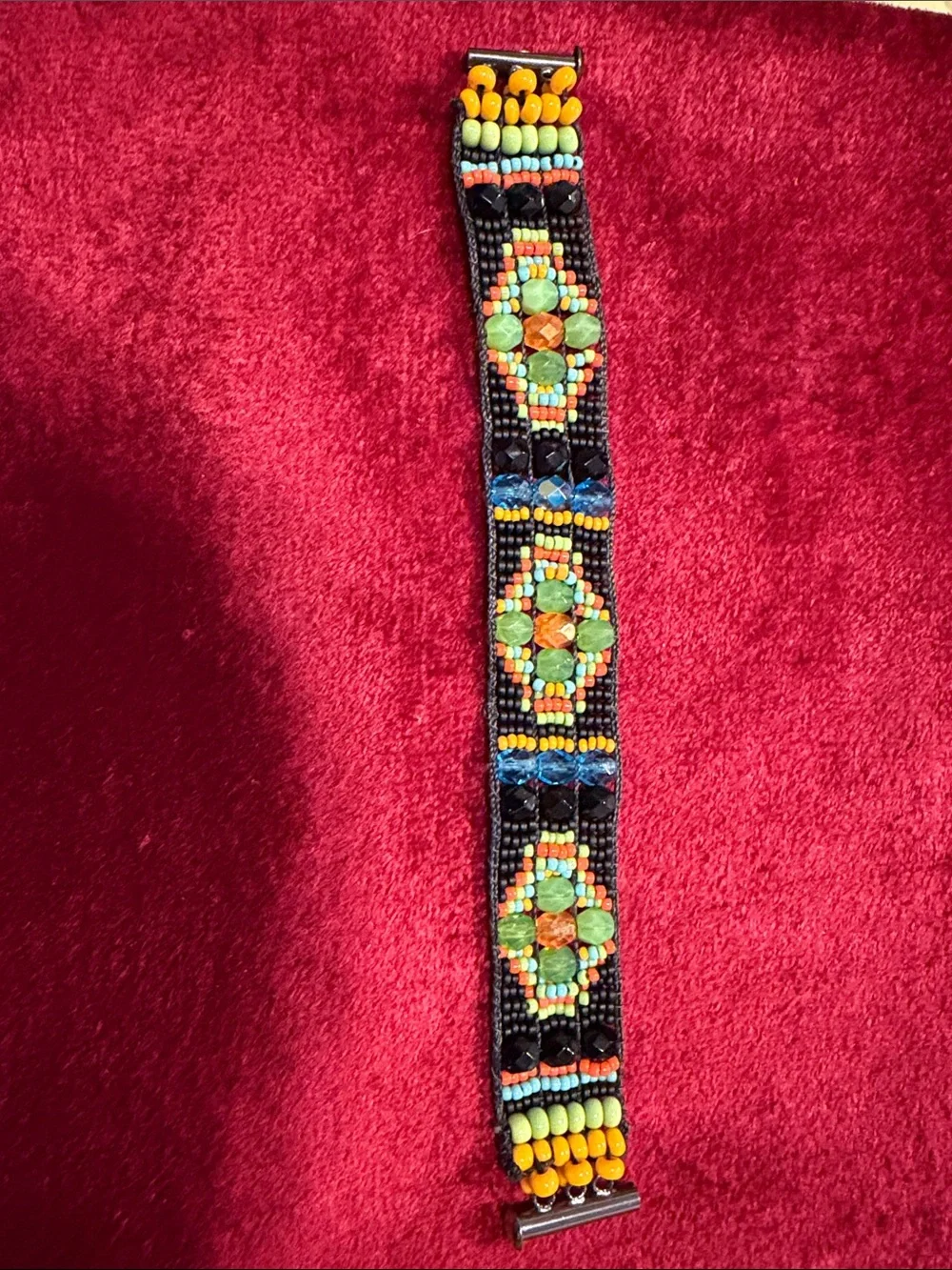 Native American like new vintage hand beaded 7”Women's Bracelet slide closure